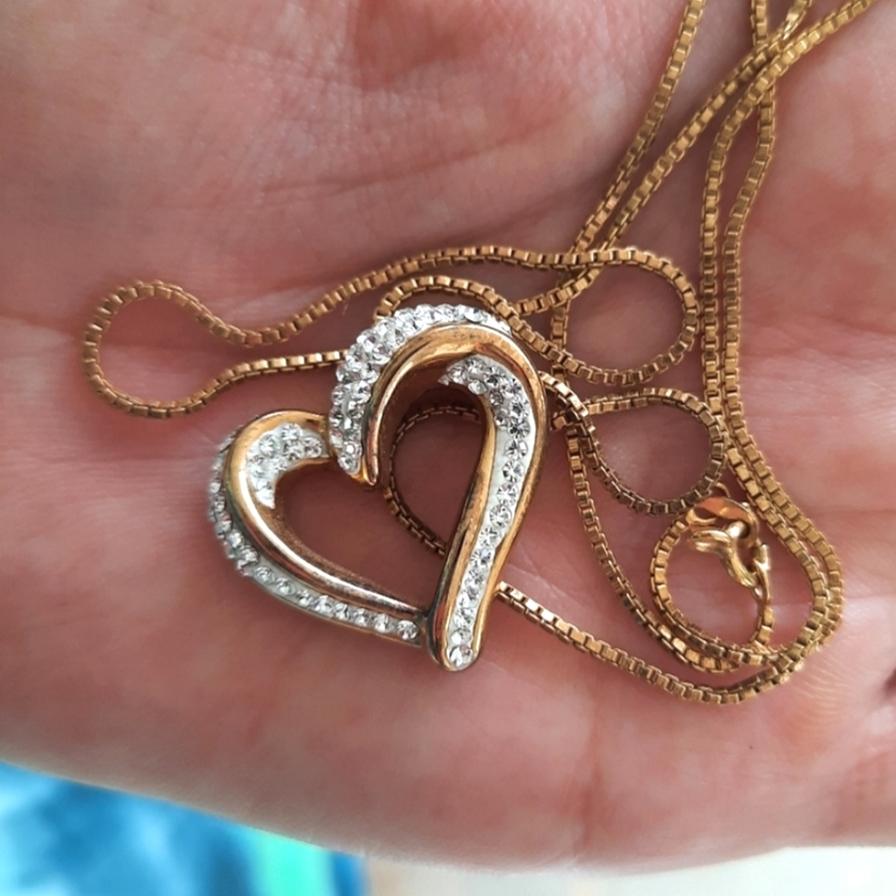 Stunning gold heart pendant necklace